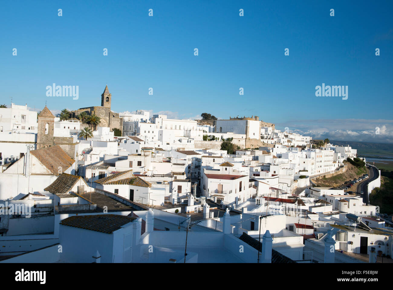 La vue sur les toits du village blanc (Pueblos blanca) de Vejer de la Frontera, province de Cadiz, Andalousie, Espagne, Europe Banque D'Images