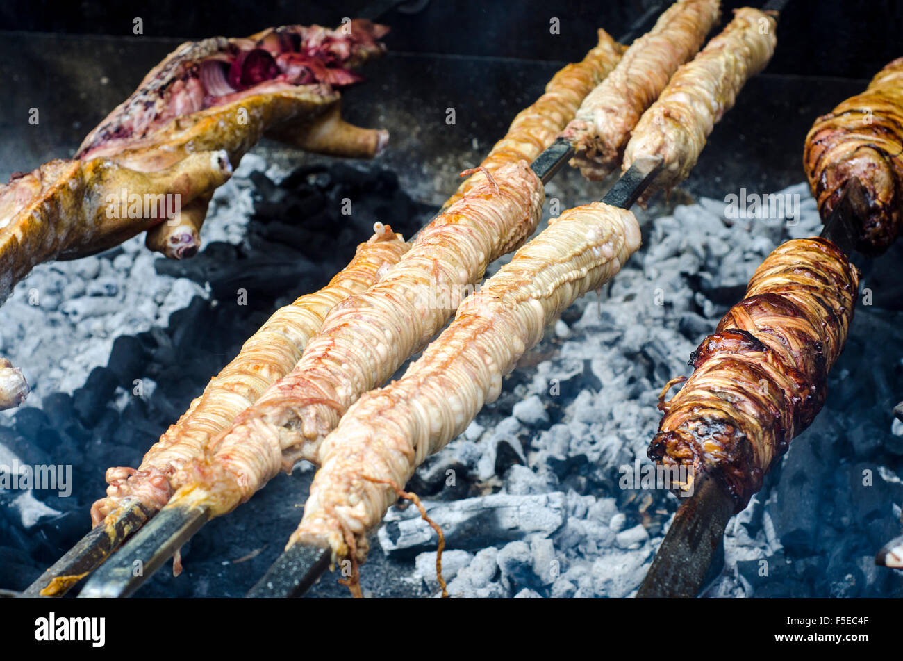 La nourriture typique de la Sardaigne. Les entrailles d'animaux et de cuisson rôti rôti dans le barbecue dans un festival communautaire typique de la Sardaigne. Arit Banque D'Images
