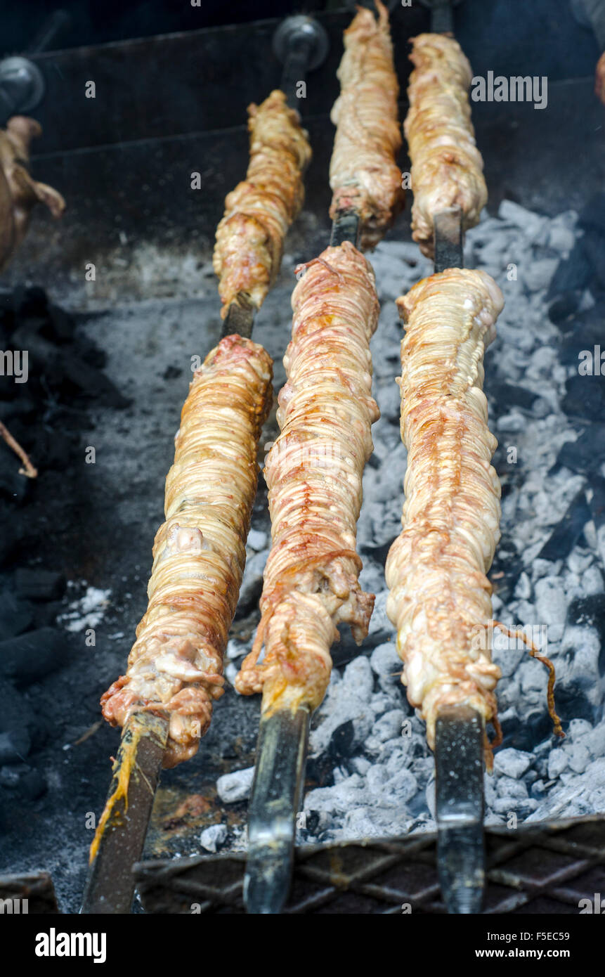 La nourriture typique de la Sardaigne. Les entrailles d'animaux roast la cuisson au barbecue dans un festival communautaire typique de la Sardaigne. Aritzo Autunno j Banque D'Images