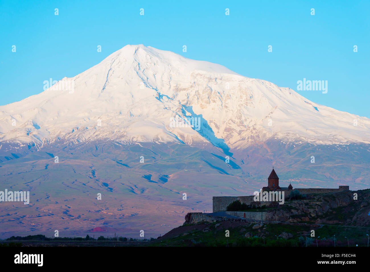 Le monastère de Khor Virap, et le mont Ararat, 5137m, la plus haute montagne de Turquie photographié en Arménie, Caucase, Asie centrale, Asie Banque D'Images