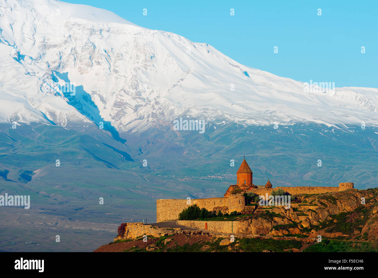 Le monastère de Khor Virap, et le mont Ararat, 5137m, la plus haute montagne de Turquie photographié en Arménie, Caucase, Asie centrale, Asie Banque D'Images