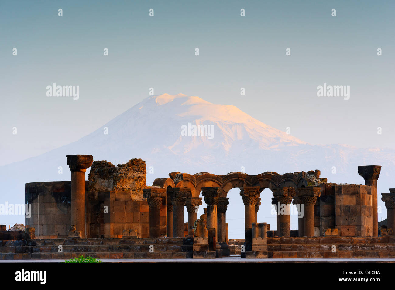Ruine archéologique de Zvartnots, Site du patrimoine mondial de l'UNESCO, le mont Ararat en Turquie derrière, Arménie, Caucase, Asie centrale, Asie Banque D'Images