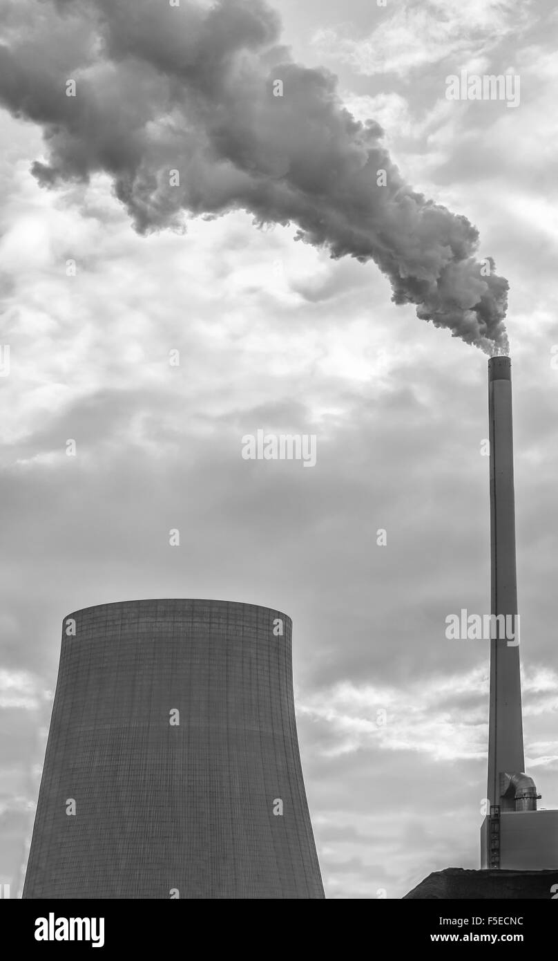 La fumée de l'usine d'alimentation sur le ciel sombre Banque D'Images