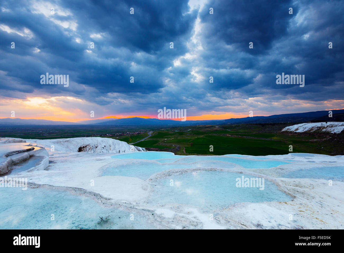 Les bassins de travertin blanc au coucher du soleil, Pamukkale, Site du patrimoine mondial de l'UNESCO, l'ouest de l'Anatolie, Turquie, Asie mineure, l'Eurasie Banque D'Images
