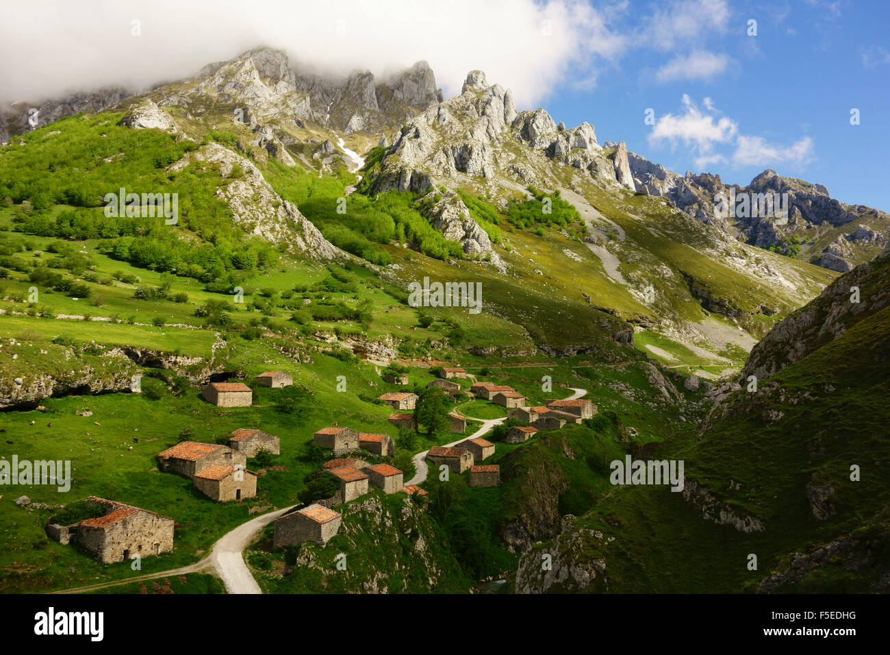 Vieilles fermes près de Sotres, Picos de Europa, Parque Nacional de los Picos de Europa, Asturias, Cantabria, Spain, Europe Banque D'Images