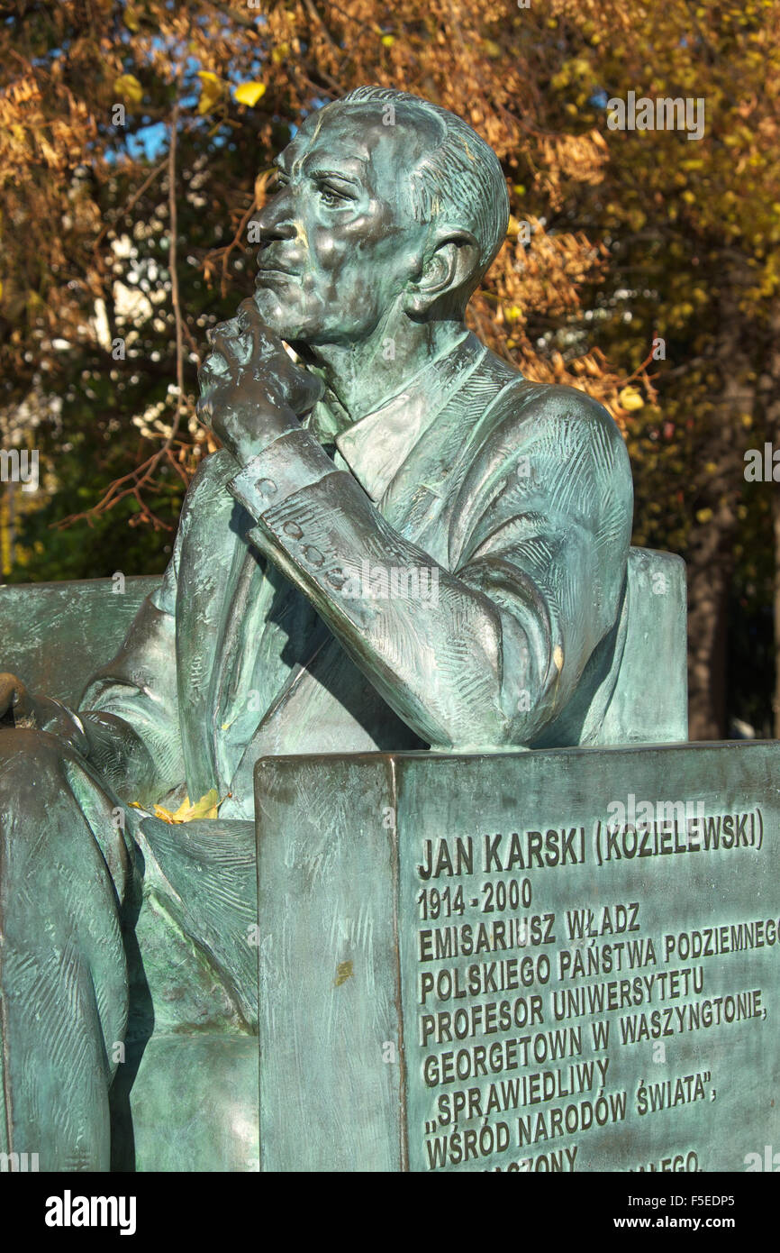 Varsovie, Pologne statue de Jan Karski Jan Kozielewski ( naissance ) a WW2 agent secret de l'armée polonaise de l'intérieur et de messagerie. Banque D'Images
