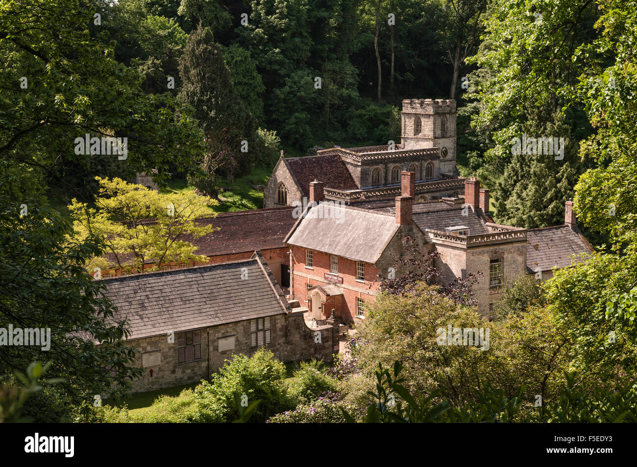 Stourhead, Wiltshire, Royaume-Uni, un monde-célèbre 18c paysage pittoresque jardin. Une vue de Stourhead village Banque D'Images