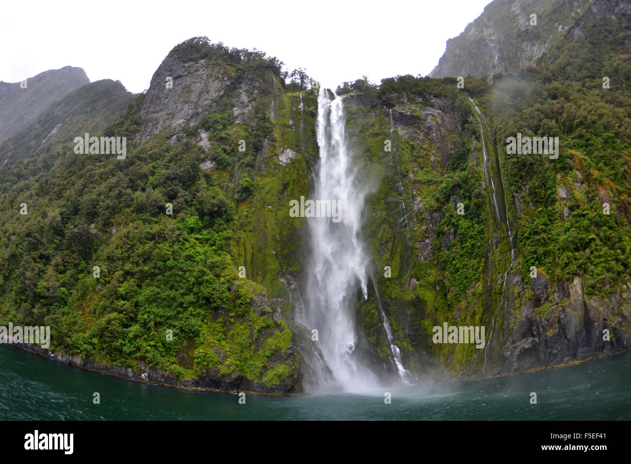 Cascade de Stirling, Milford Sound, Parc National de Fiordland, Nouvelle-Zélande Banque D'Images