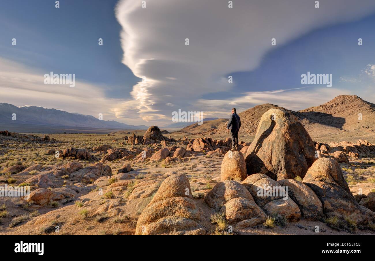 Homme debout sur un rocher, Alabama Hills, comté d'Inyo, California, USA Banque D'Images