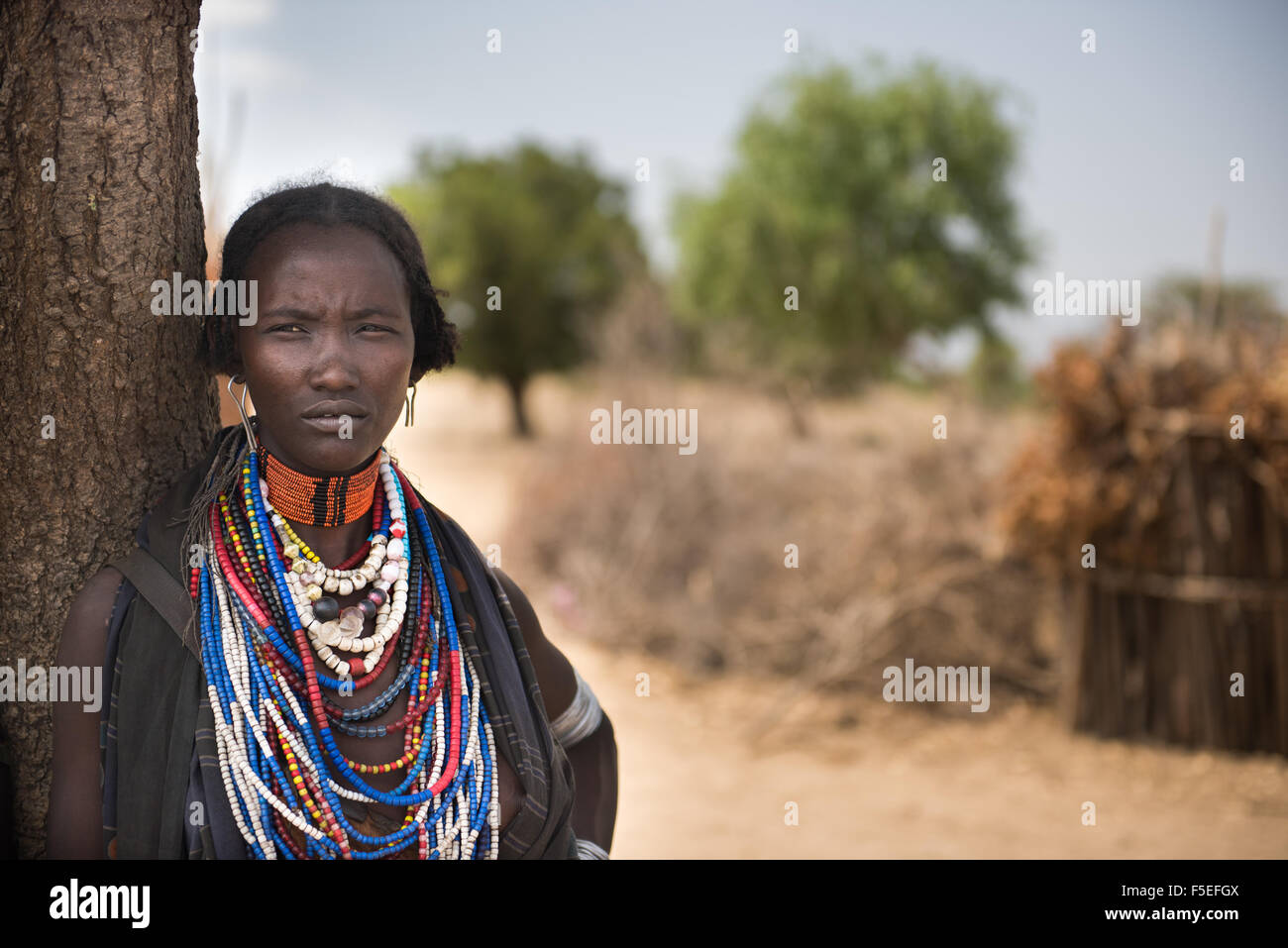 TURMI, ÉTHIOPIE, 16 agosto 2015 : unidentified arbore de femmes portant des colliers de couleur. Différents types de couleurs et de perles montrent t Banque D'Images