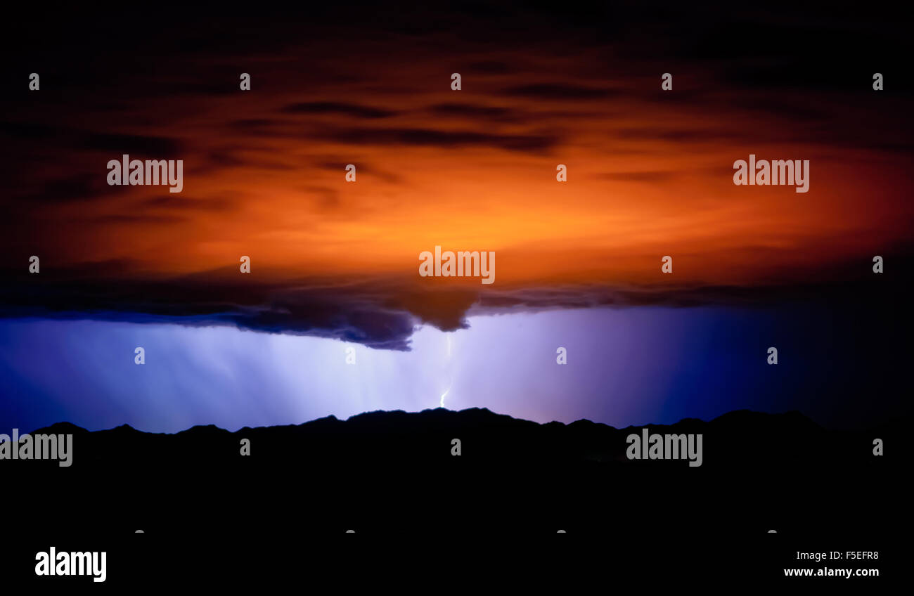 Entonnoir des nuages et de la foudre pendant la mousson, Arizona, États-Unis Banque D'Images