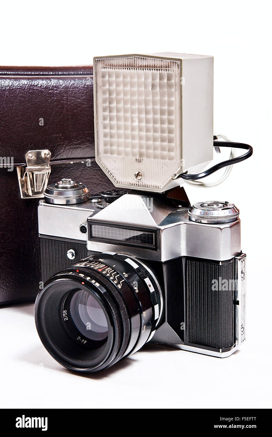 Vieux télémètre vintage appareil photo avec flash isolé sur blanc. Ancien appareil photo flash avec un étui en cuir isolé sur fond blanc backgroun Banque D'Images