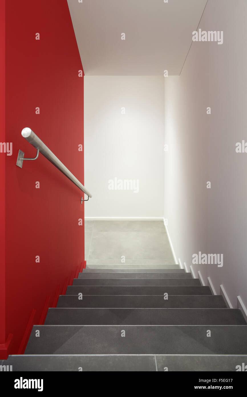 Intérieur de nouveau loft, escalier avec red wall Banque D'Images