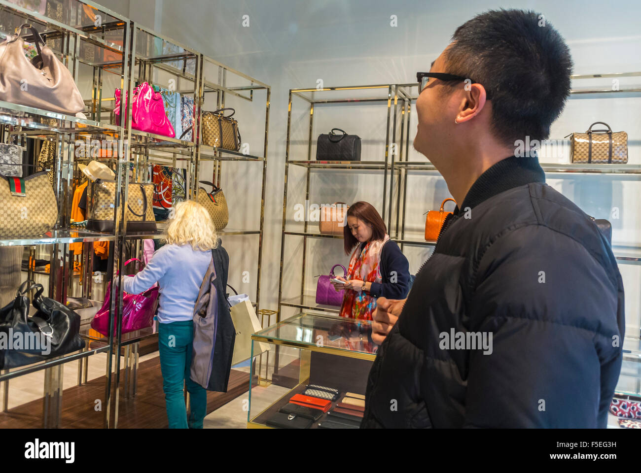 Paris, France, couple chinois Shopping dans les magasins de luxe de 'la  Vallée Village', magasins à prix réduits, Gucci, accessoires haute couture  Photo Stock - Alamy
