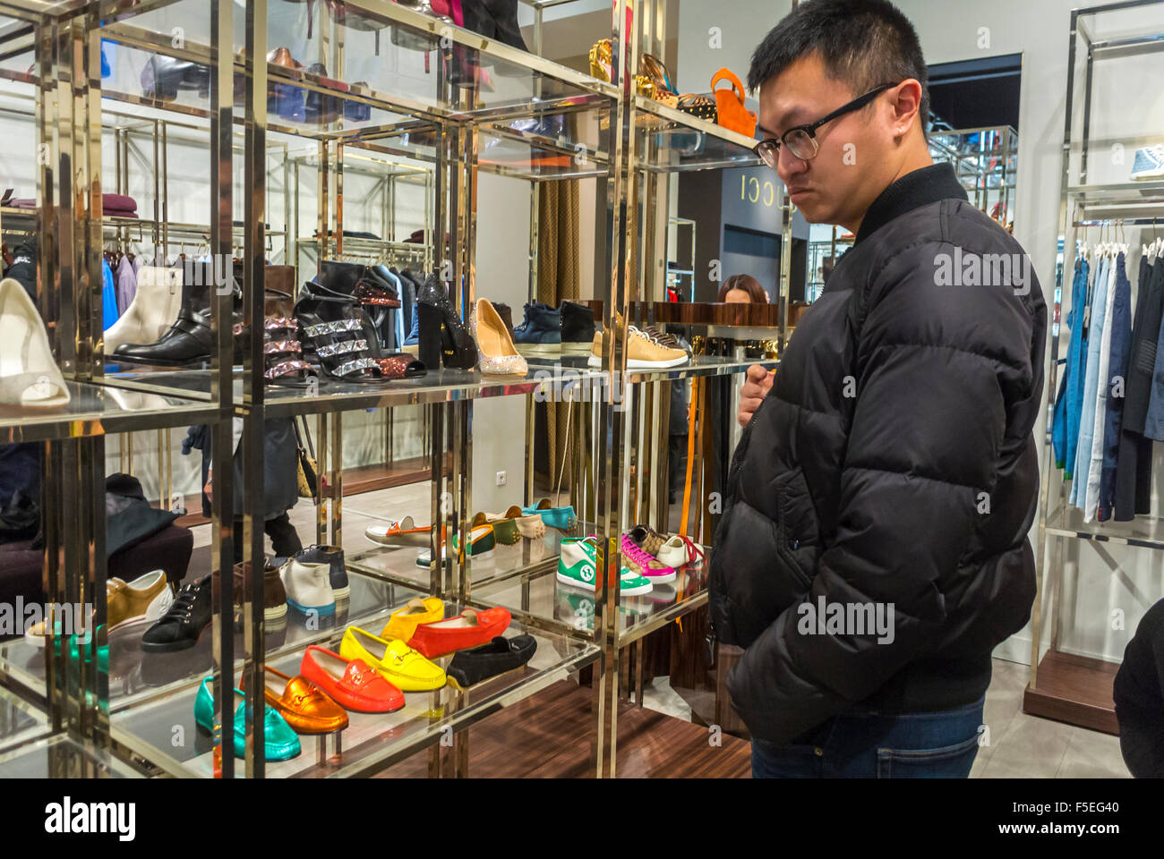 Paris, France, Chinois Tourist Shopping Shoes, dans les magasins de luxe  dans 'la Vallée Village', magasins à prix réduits, regarder les chaussures  Gucci sur des étagères Photo Stock - Alamy