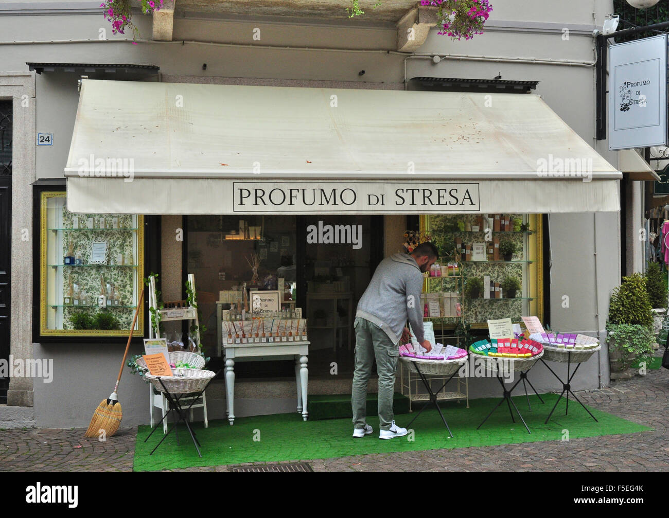 Des passants, Stresa, Lac Majeur, Italie Banque D'Images