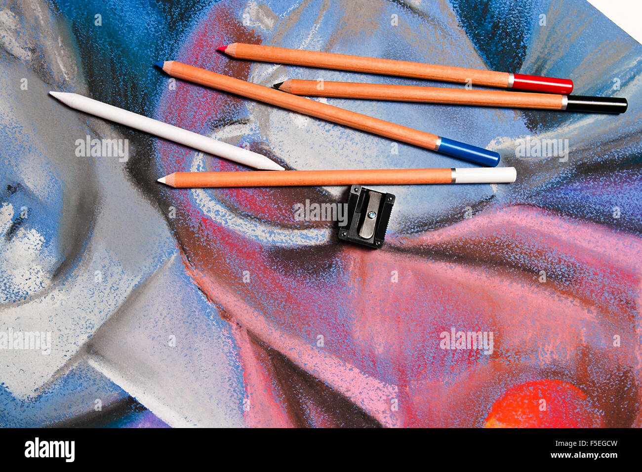 Crayons pastels et original dessin au pastel de still life sur l'arrière-plan. Banque D'Images