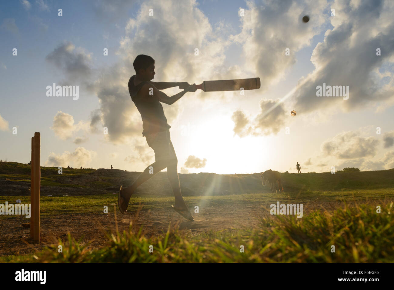 Silhouette d'un homme à jouer au cricket, Galle, Sri Lanka Banque D'Images