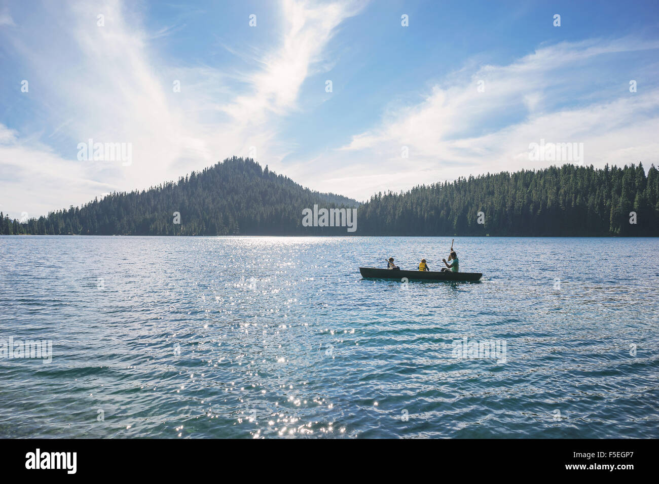 L'homme avec ses deux fils dans un bateau à rames Banque D'Images