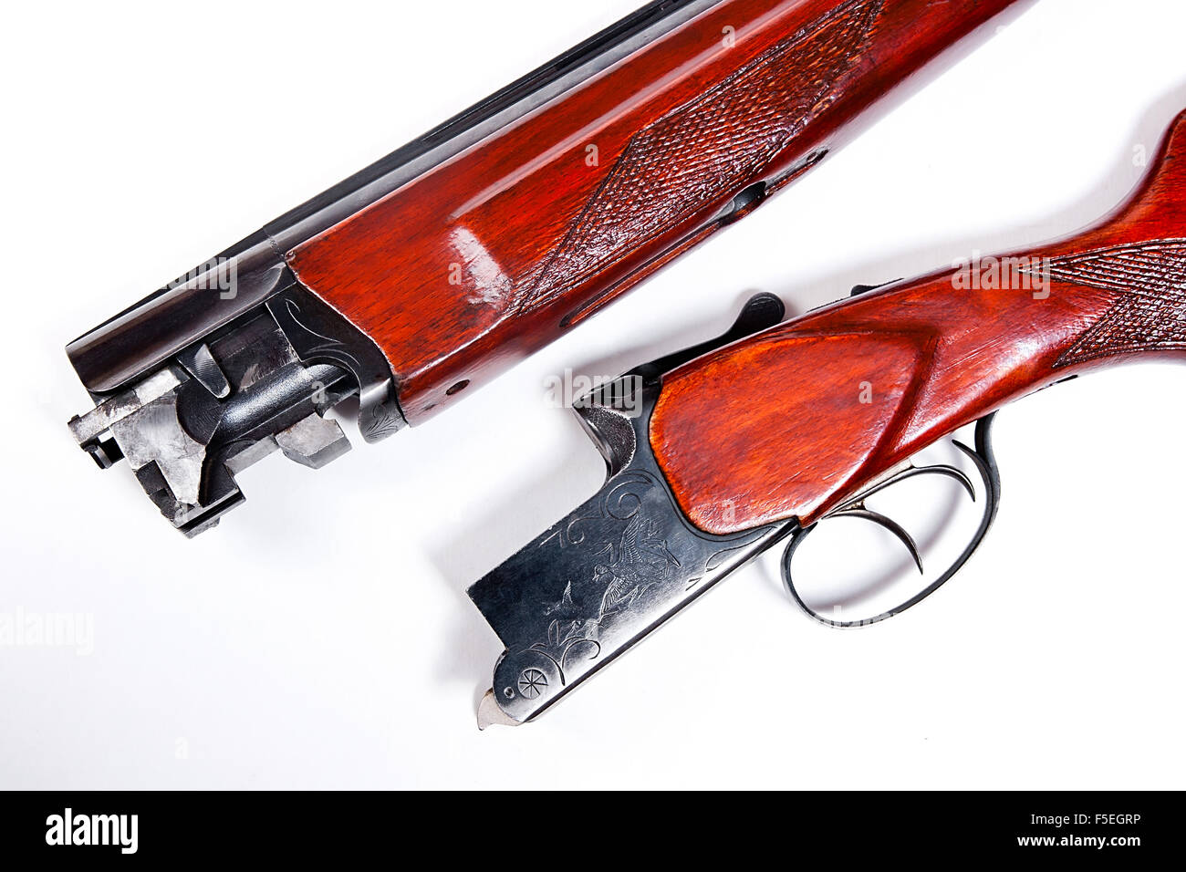 Fusil de chasse sur fond blanc. Vue rapprochée montrant le mécanisme de fusil de chasse. Isolé sur blanc. Banque D'Images Fusil de chasse sur fond blanc. Vue rapprochée montrant le mécanisme de fusil de chasse. Isolé sur blanc. Banque D'Images