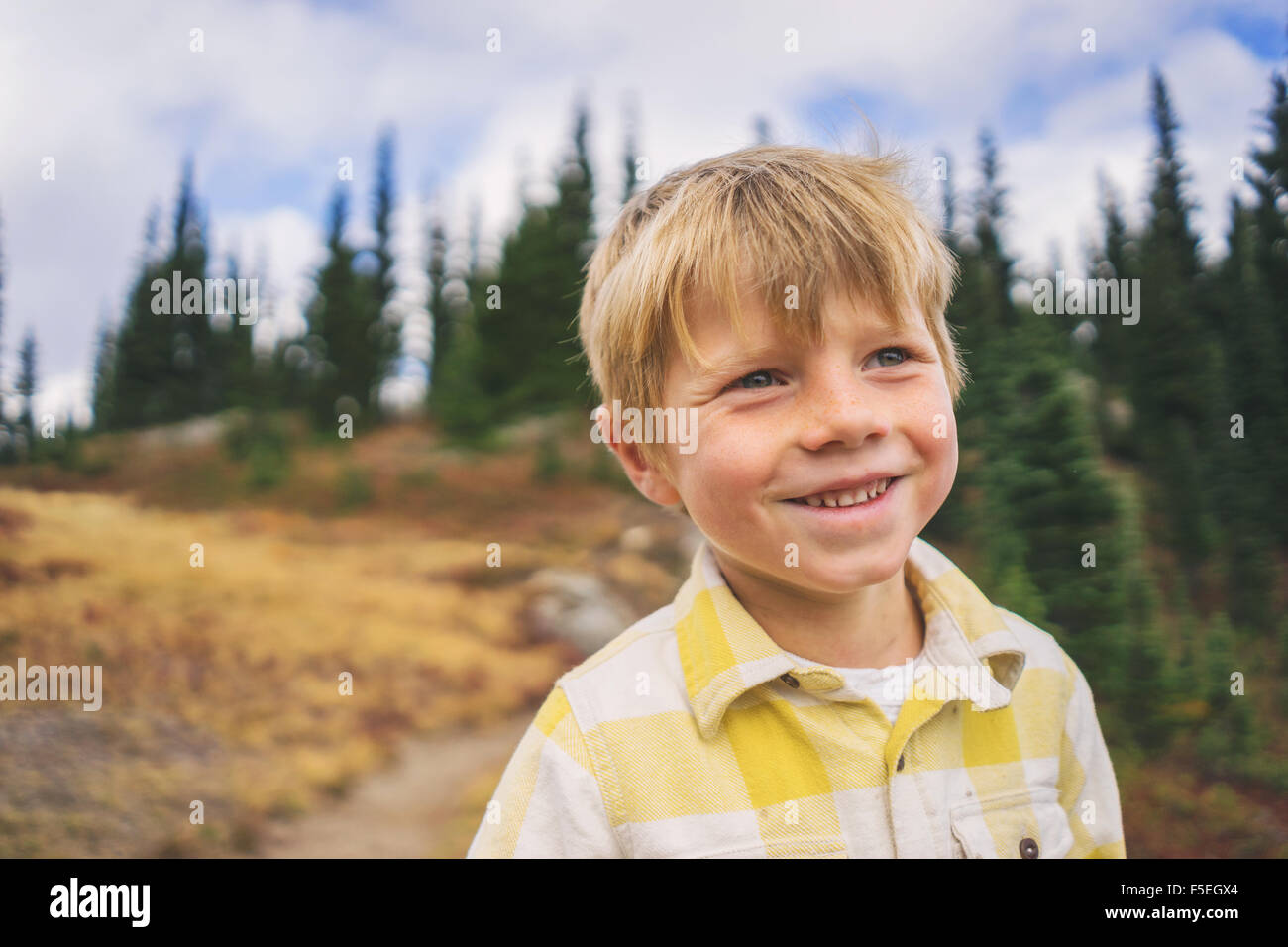 Portrait of a smiling boy outdoors Banque D'Images