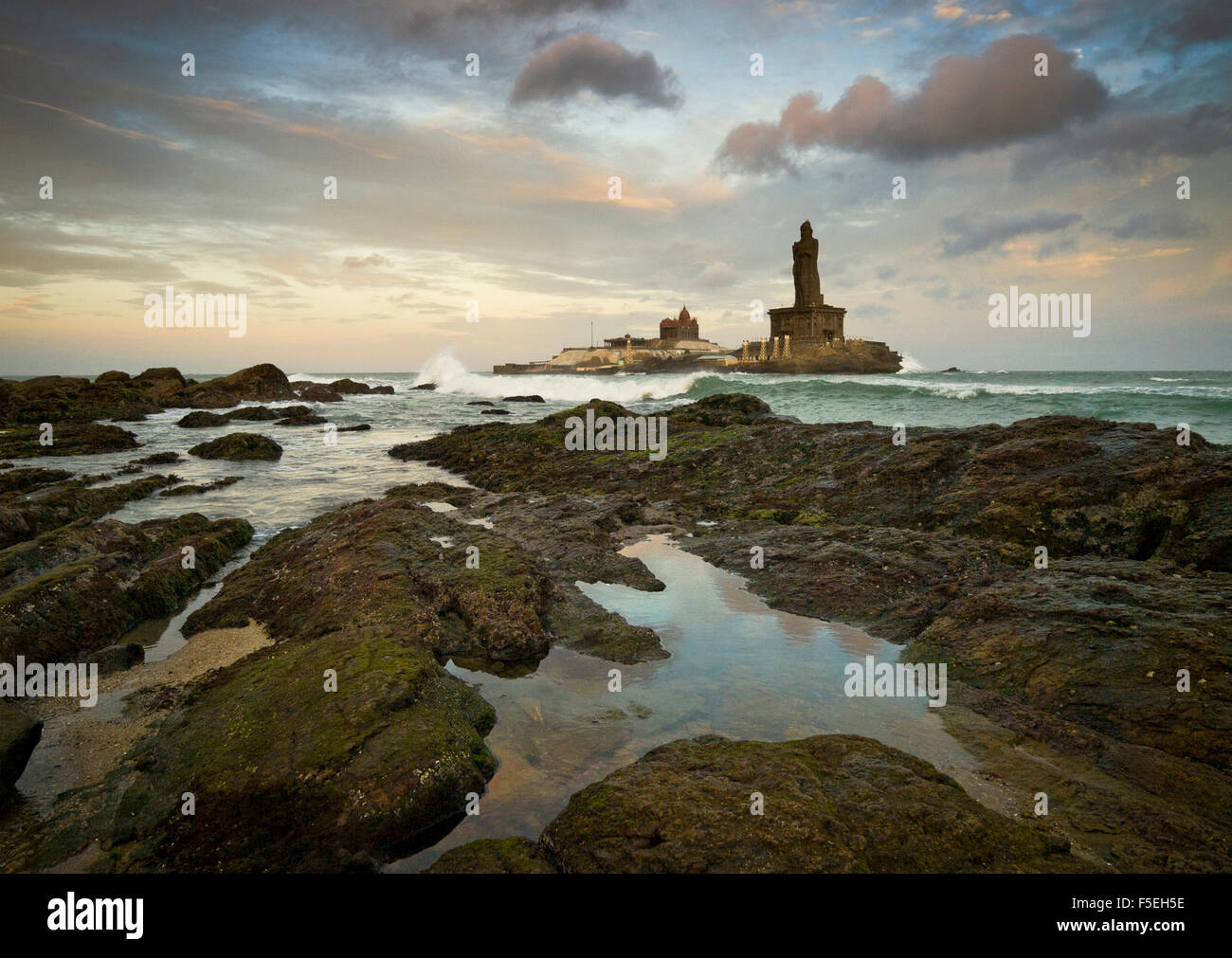 Vivekananda rock, Thiruvalluvar statue et Gandhi Memorial, Tamil Nadu, Inde Banque D'Images