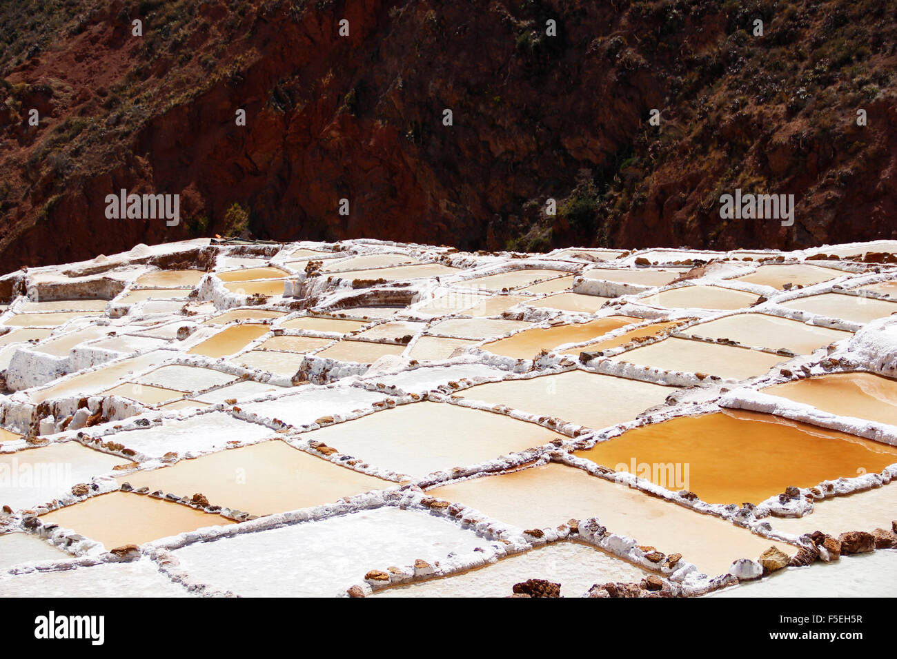 Sel de Maras terrasses proches de Urubamba, Cusco, Pérou Banque D'Images