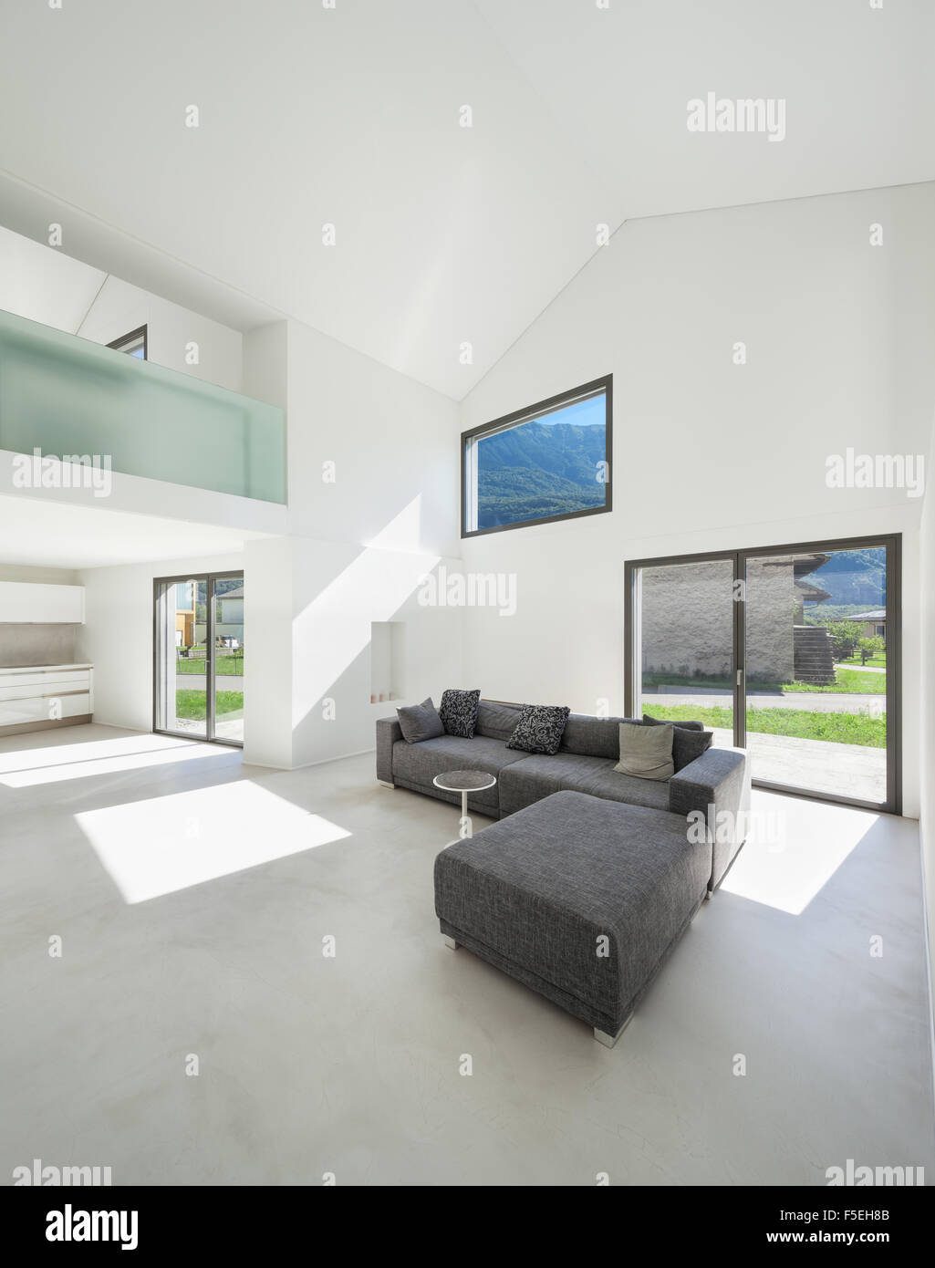 L'architecture, l'intérieur maison moderne, salle de séjour avec canapé Banque D'Images