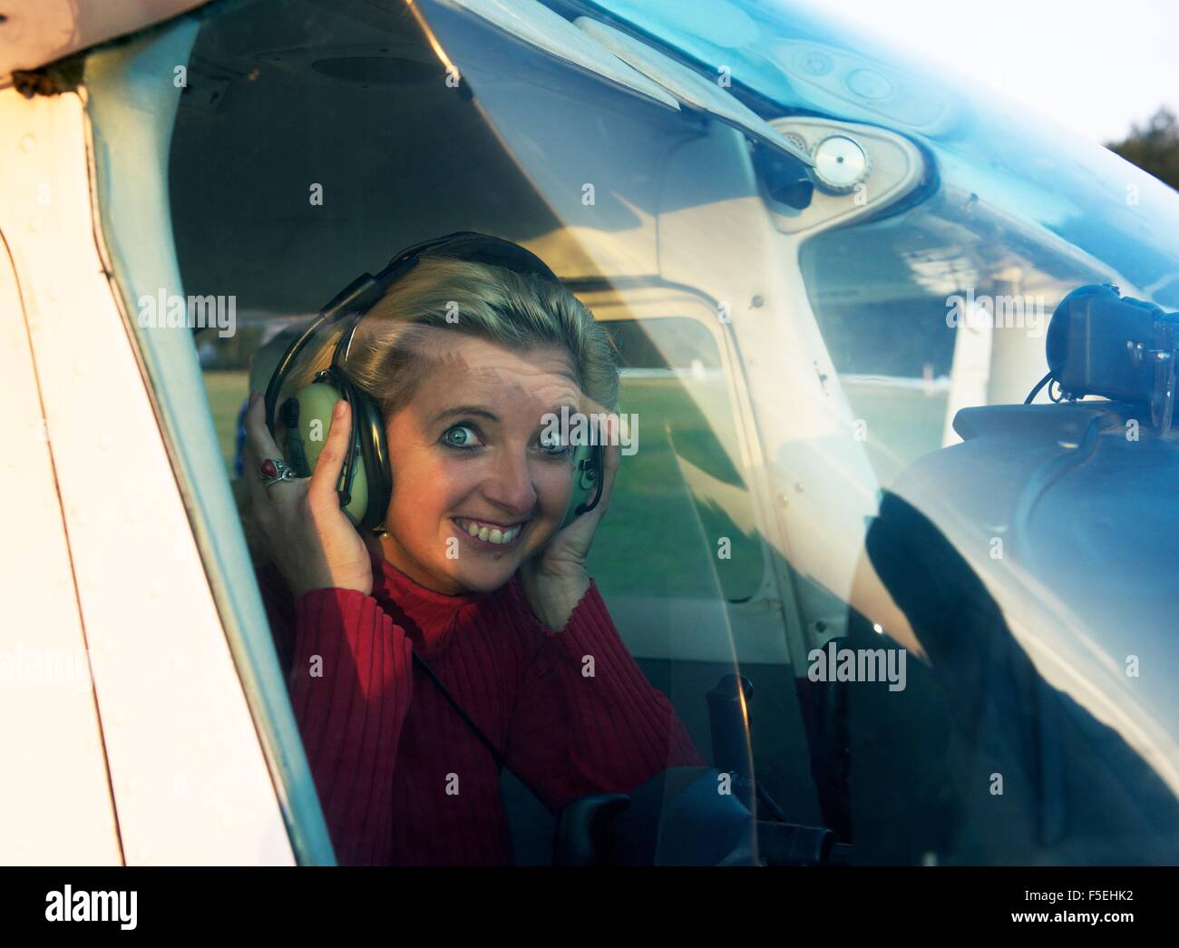 Smiling woman sitting dans un petit avion Banque D'Images