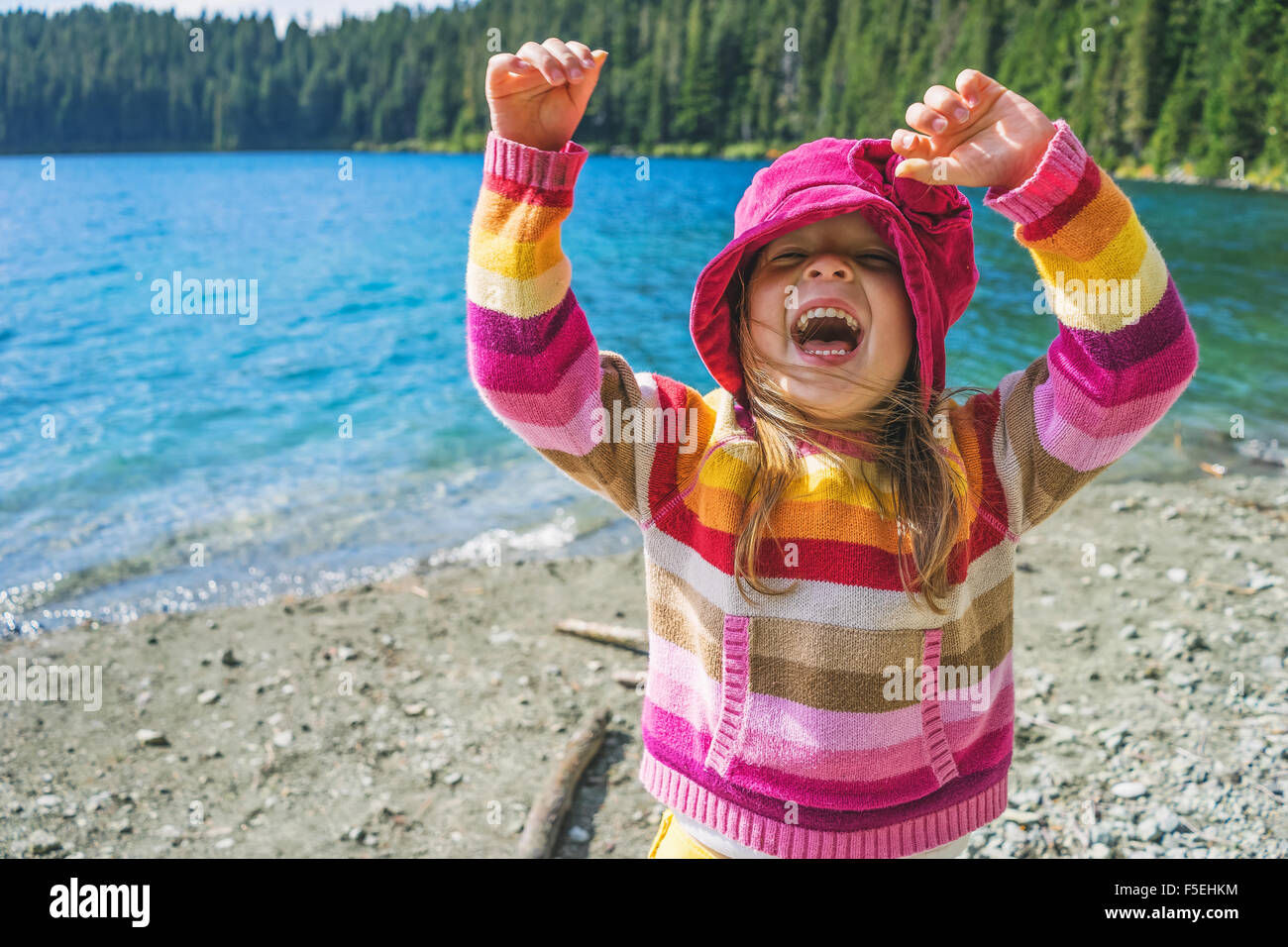 Jeune fille rire avec ses bras en l'air Banque D'Images