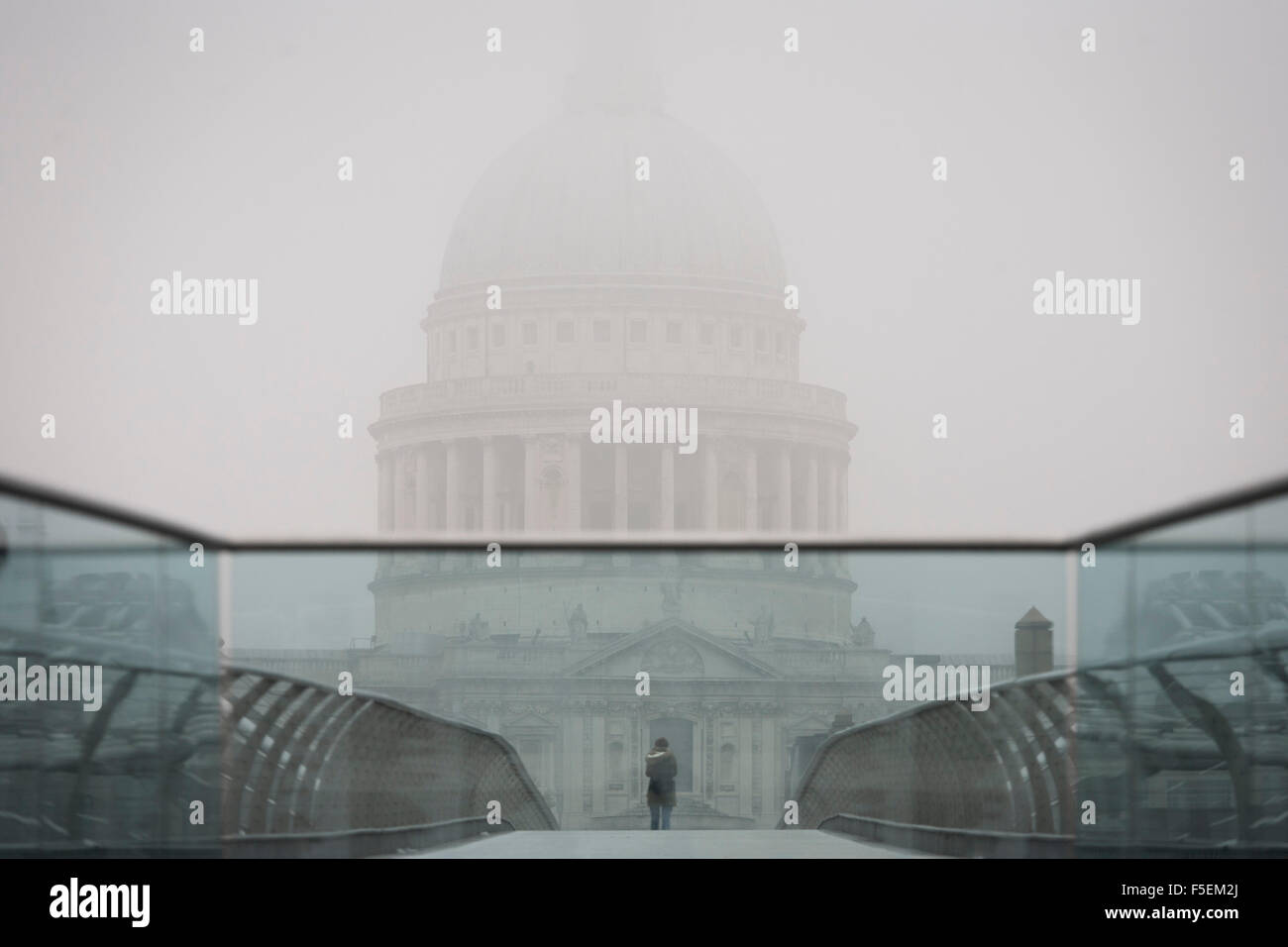 Matin brouillard enveloppe le passage pour piétons, la Tamise sur le Millennium Bridge avec le dôme de la Cathédrale St Paul à l'arrière-plan. Banque D'Images