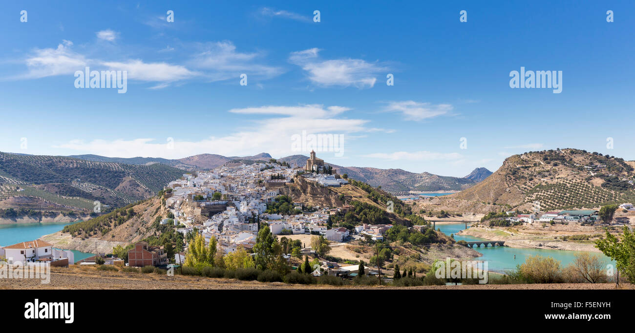 Iznajar village sur les collines par le lac en Andalousie dans le sud de l'Espagne, Europe Banque D'Images