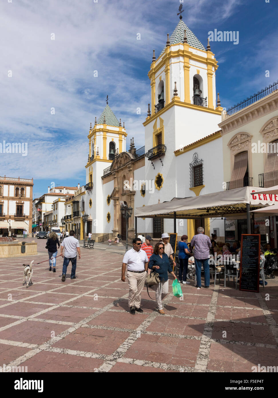 Ronda, Andalousie, Espagne - Plaza del Socorro et peint en blanc orné l'église avec les touristes et les habitants Banque D'Images