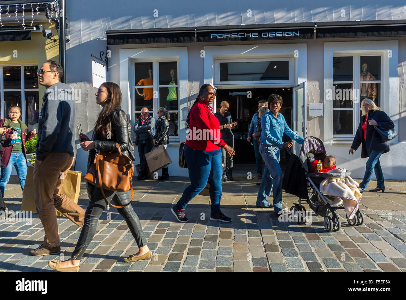 Banlieue de Paris, France, personnes Shopping dans les magasins de vêtements, vente dans 'la Vallée Village', magasins à prix réduits, marcher sur la rue 'Marne-la-Vallée' France magasin de vêtements hommes et femmes, sacs à provisions parc commercial zone commerciale france Banque D'Images