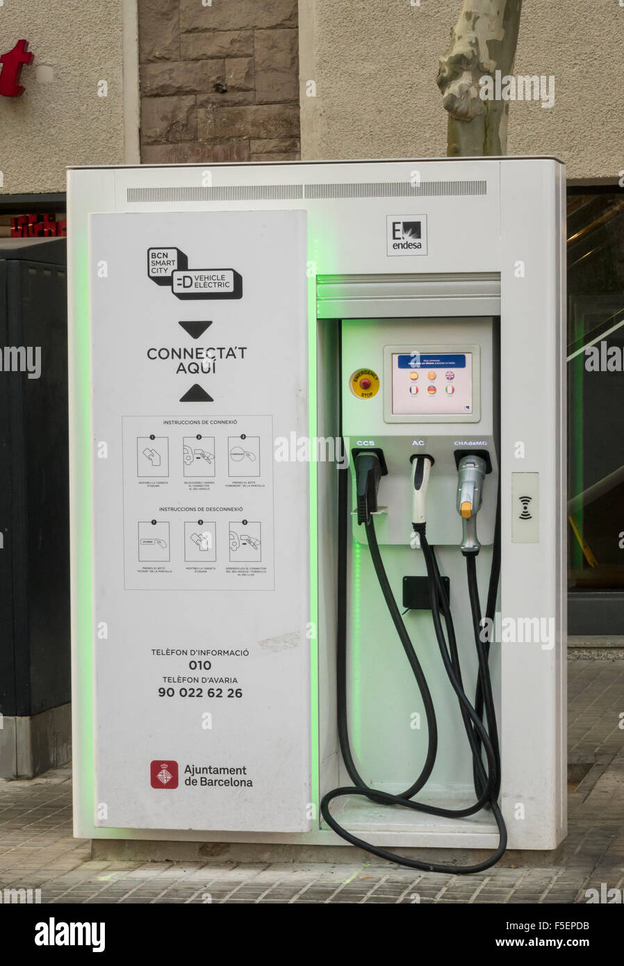 Point de recharge de véhicules électriques gare de Barcelone, Espagne Banque D'Images