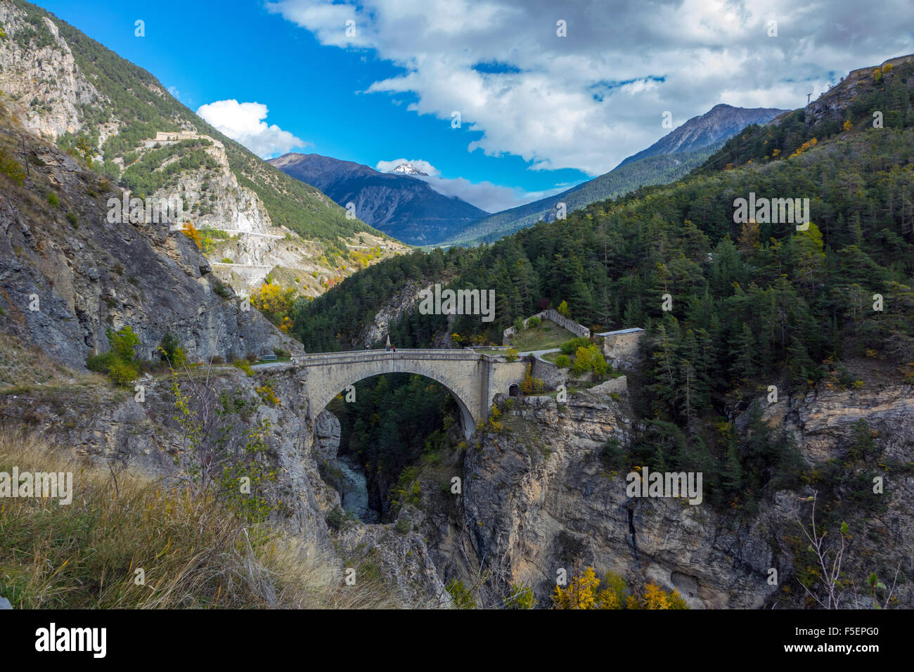 Pont d'Asfeld, ancien pont Briançon ville fortifiée dans les montagnes, Banque D'Images Pont d'Asfeld, ancien pont Briançon ville fortifiée dans les montagnes, Banque D'Images