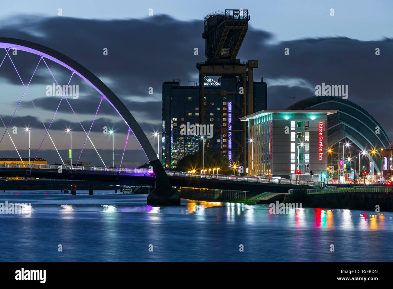 Glasgow au crépuscule, le front de mer de Finnieston à côté de la rivière Clyde, Écosse, Royaume-Uni Banque D'Images