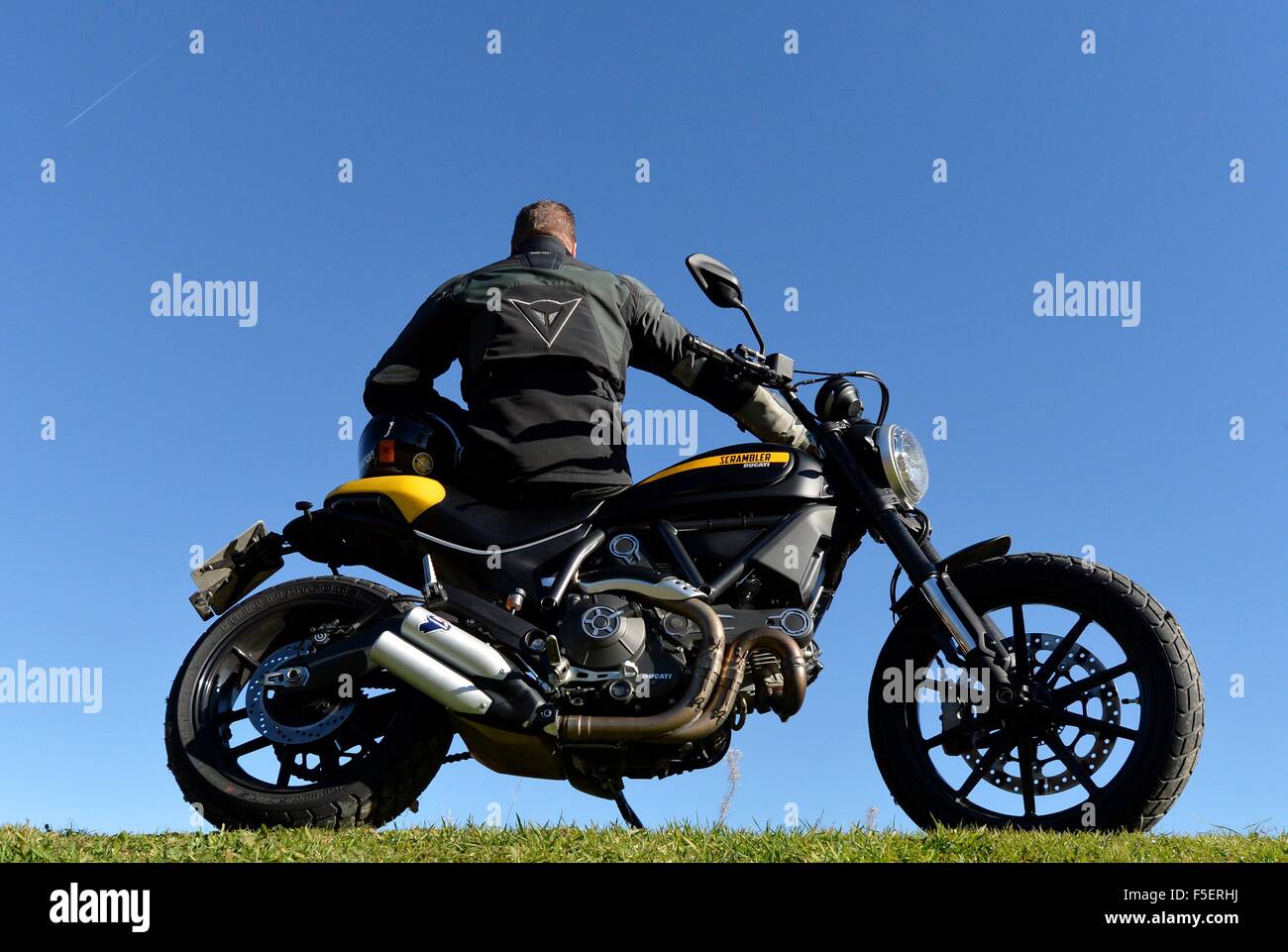 Pilote moto en automne, en Allemagne, près de ville de Schulenberg 2. Novembre 2015. Photo : Frank May Banque D'Images