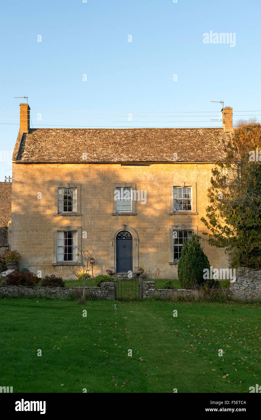 Cotswold cottage automnales dans Naunton. Cotswolds, Gloucestershire, Angleterre Banque D'Images