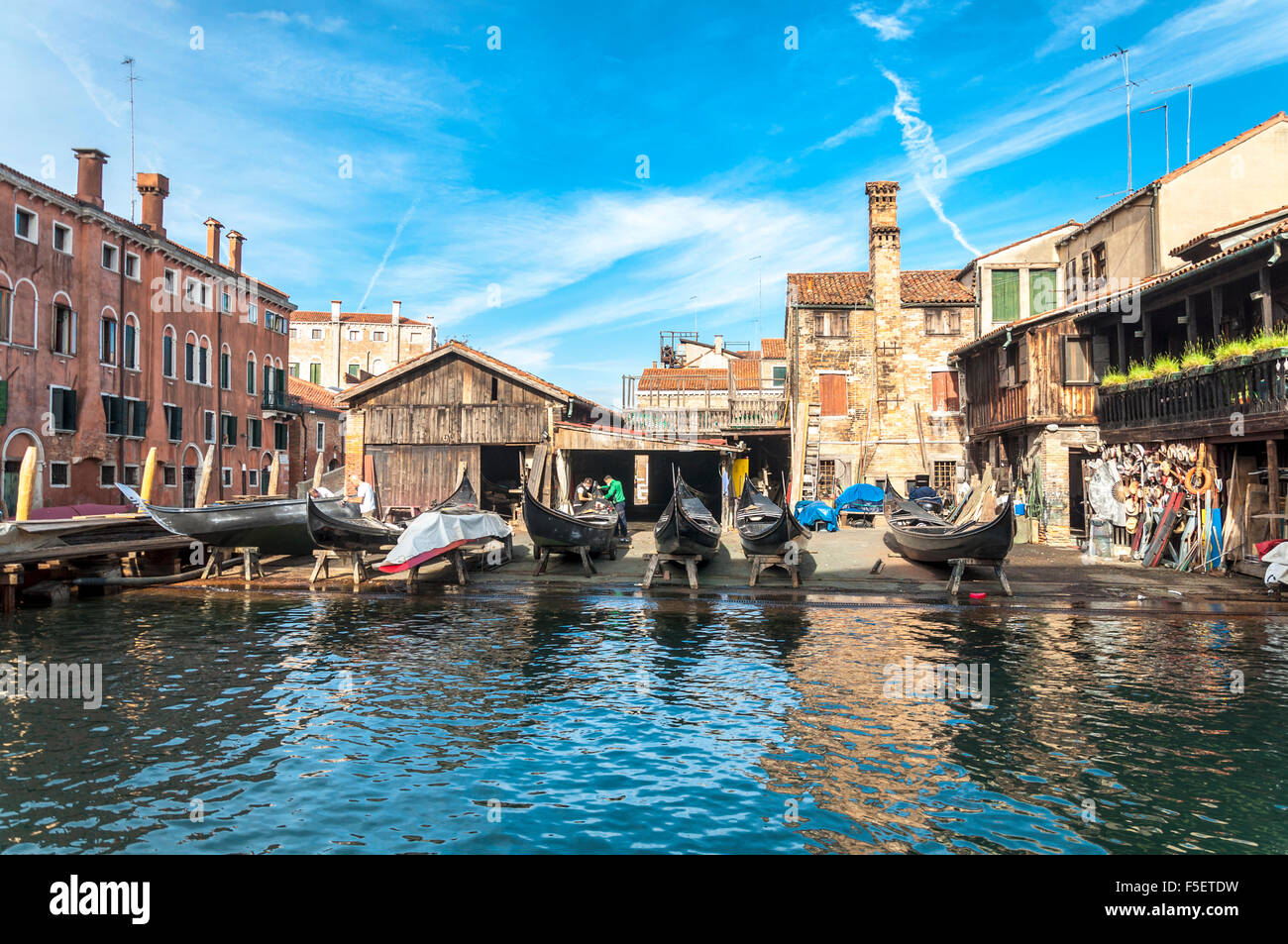 Squero di San Trovaso à Venise, Italie. Les constructeurs de gondole. Banque D'Images
