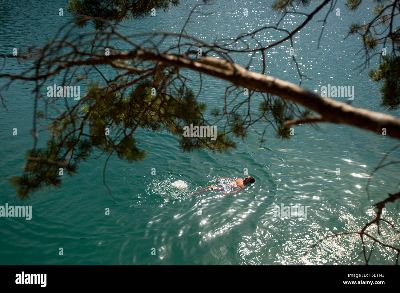 L'homme nage dans Wapienniki Sulejow réservoir. La Pologne. Banque D'Images
