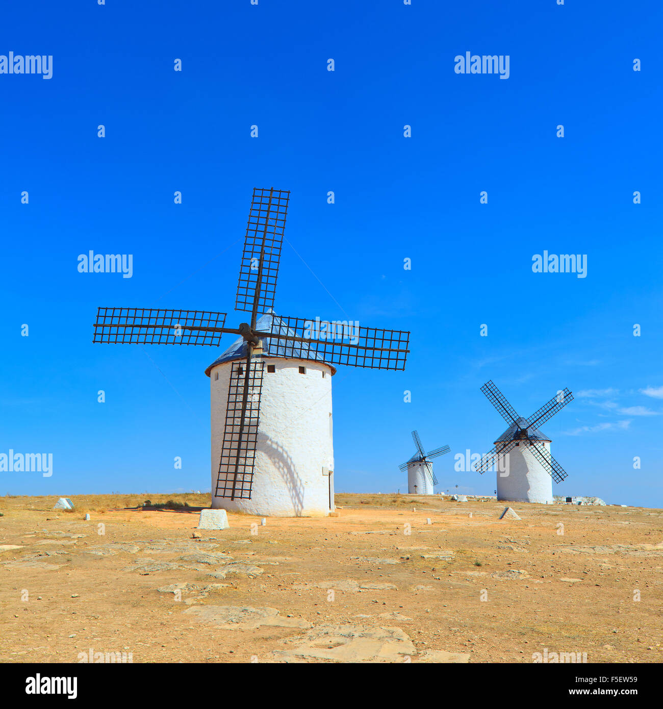 Trois moulins à vent près de l'Alcazar de San Juan, Castille - La Mancha. Castille - La région de la Mancha, en Espagne, est connu pour ses moulins à vent Banque D'Images