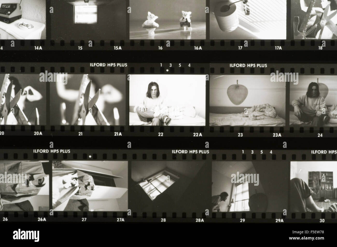 Fiche de contact de vieux négatifs noir et blanc sur papier photo Banque D'Images