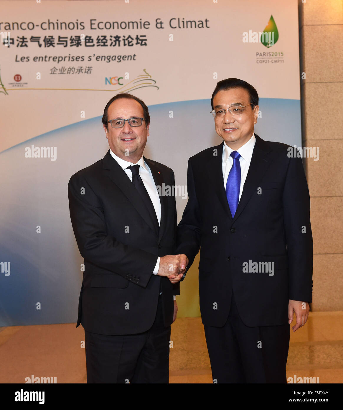 (151103) -- BEIJING, 3 novembre 2015 (Xinhua) -- Le Premier ministre chinois Li Keqiang (R), et le président français François Hollande, assister à un forum sur le climat et l'économie verte à Beijing, capitale de Chine, le 3 novembre 2015. (Xinhua/Rao Aimin) (mp) Banque D'Images