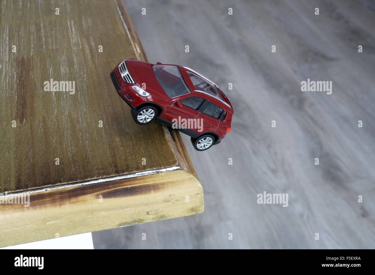ILLUSTRATION - un modèle de voiture Volkswagen Tiguan 'VW' tombe du bord d'une table. La photo a été prise le 15 octobre 2015. Photo : S. Steinach - AUCUN FIL SERVICE - Banque D'Images