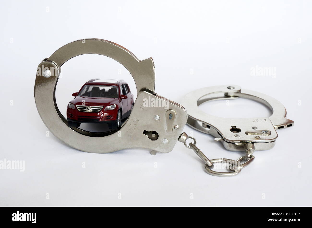 ILLUSTRATION - un modèle de voiture Volkswagen VW Tiguan "derrière des menottes. La photo a été prise le 15 octobre 2015. Photo : S. Steinach - AUCUN FIL SERVICE - Banque D'Images