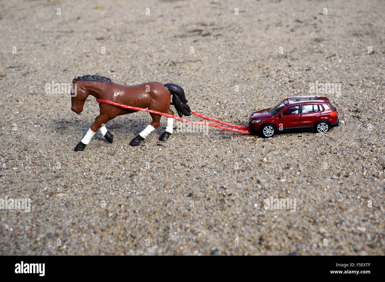 ILLUSTRATION- Un cheval figure porte une voiture Volkswagen modèle 'VW Tiguan'. La photo a été prise le 18 octobre 2015. Photo : S. Steinach - AUCUN FIL SERVICE - Banque D'Images
