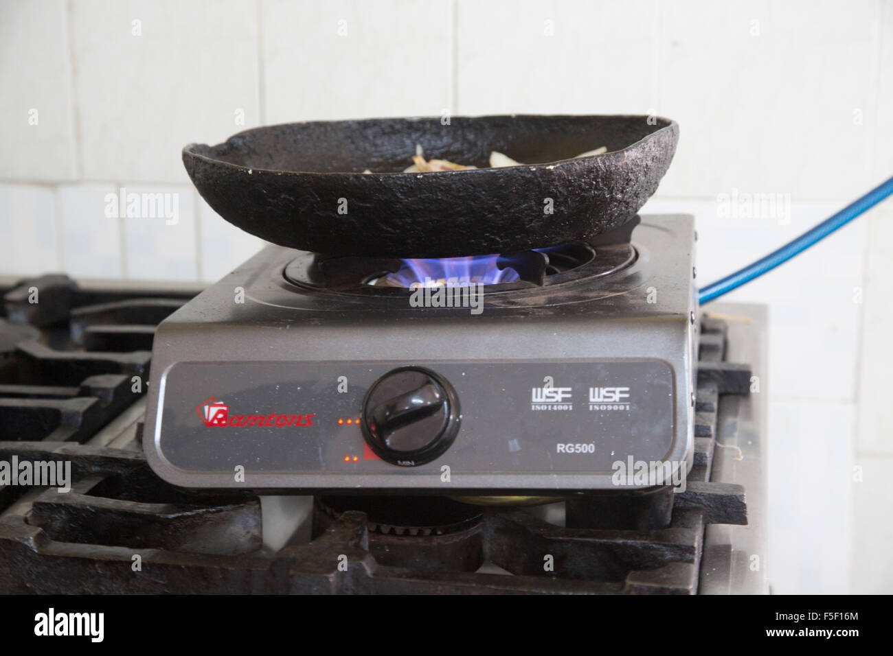 Cuisinière à gaz cuisson sur le biogaz à partir de la petite unité intérieure Flexi-Biogas Kenya Banque D'Images