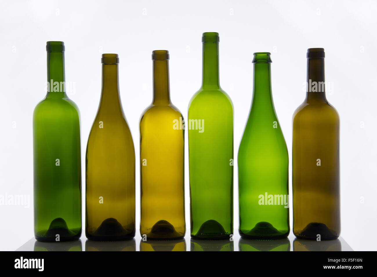 Bouteilles de vin vides Banque de photographies et d’images à haute résolution Alamy