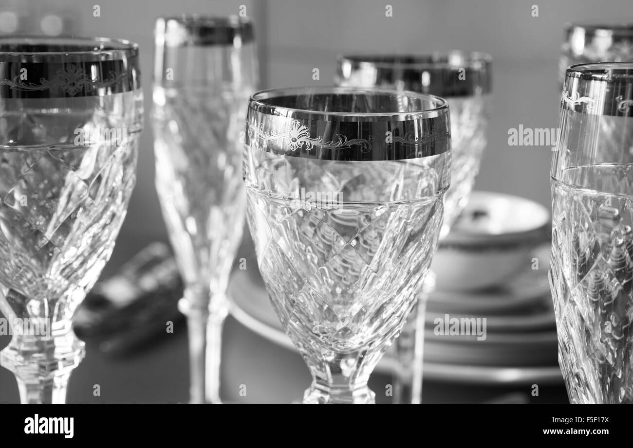 Lunettes de luxe très bien situé sur une table de restaurant le noir et blanc Banque D'Images